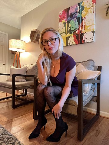 pics 5 of Amateurs in Patterned Pantyhose