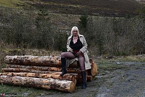 pics 1 of Barby Slut in Pantyhose Outdoors